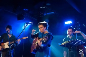 Kíváncsiskodva a dalok útjain