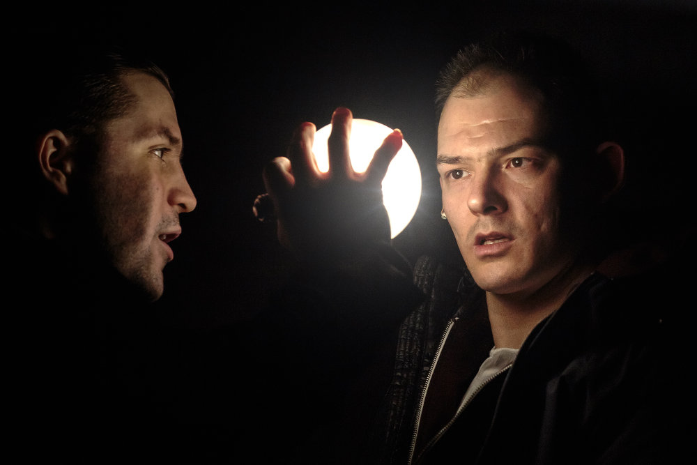 A fal mögötti világ