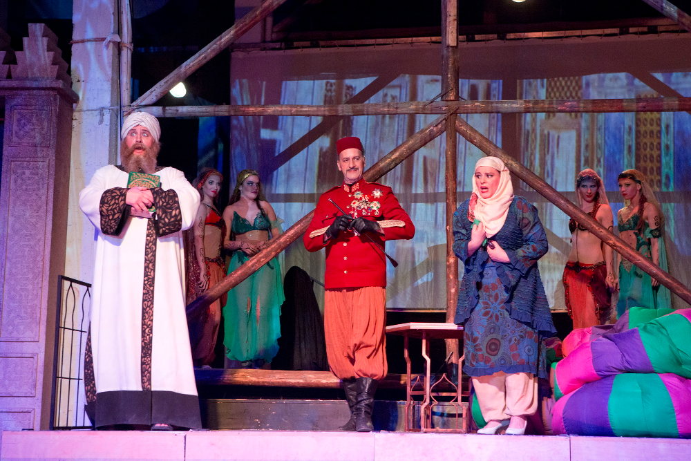 Kamaraelőadás a díszletraktárban