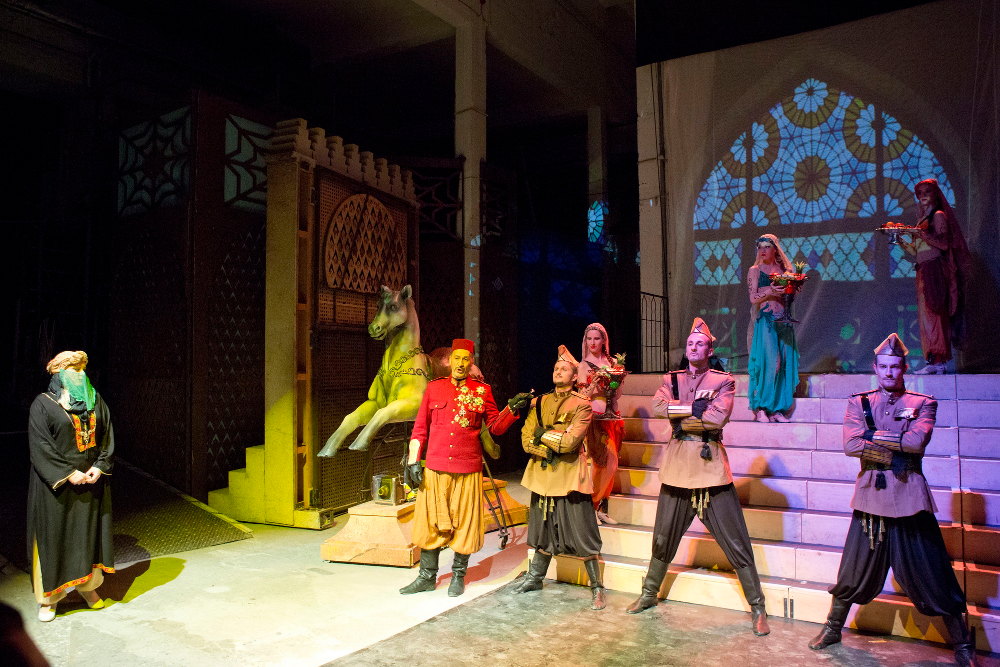 Kamaraelőadás a díszletraktárban