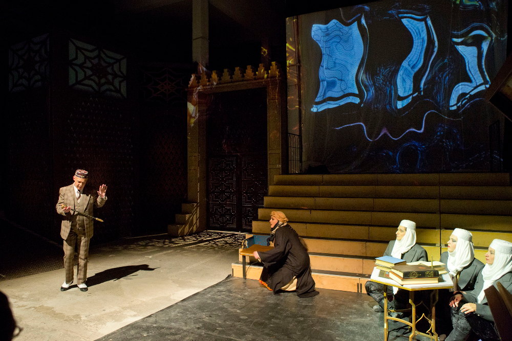 Kamaraelőadás a díszletraktárban