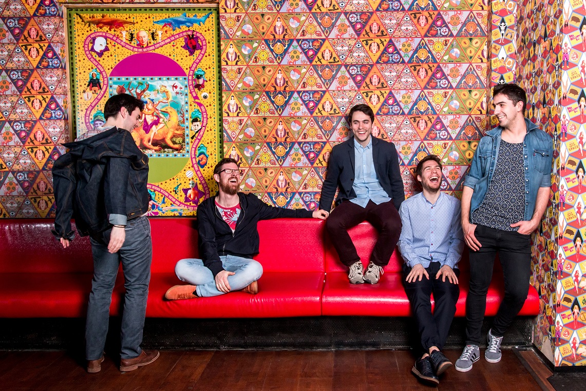 A fedő alól kicsapó gőz