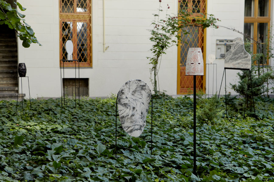 A sárga szalon tárgyai