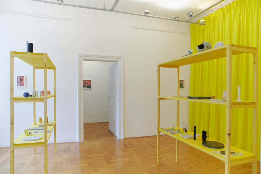 A sárga szalon tárgyai