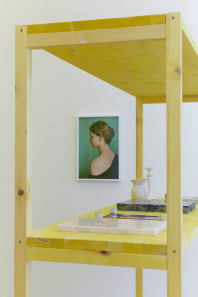 A sárga szalon tárgyai