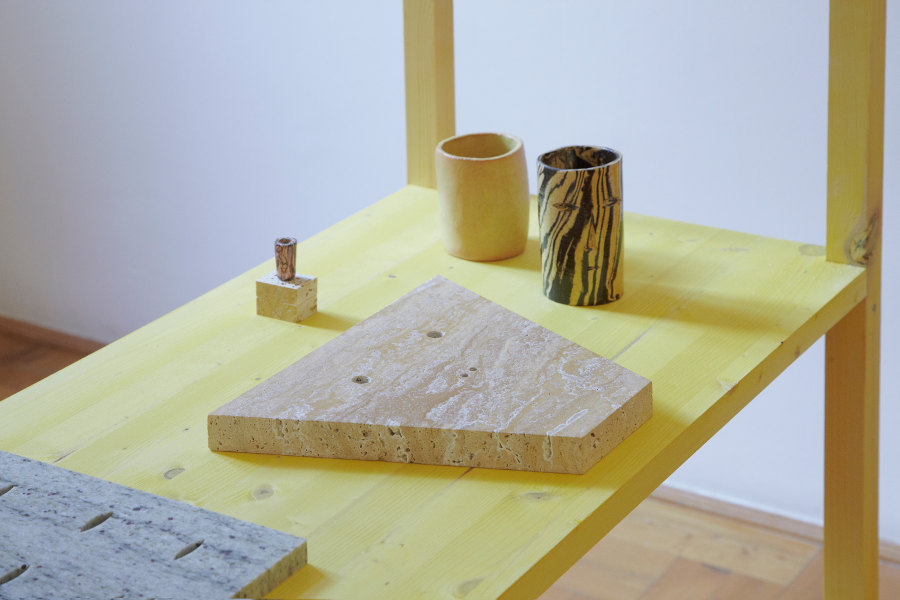 A sárga szalon tárgyai