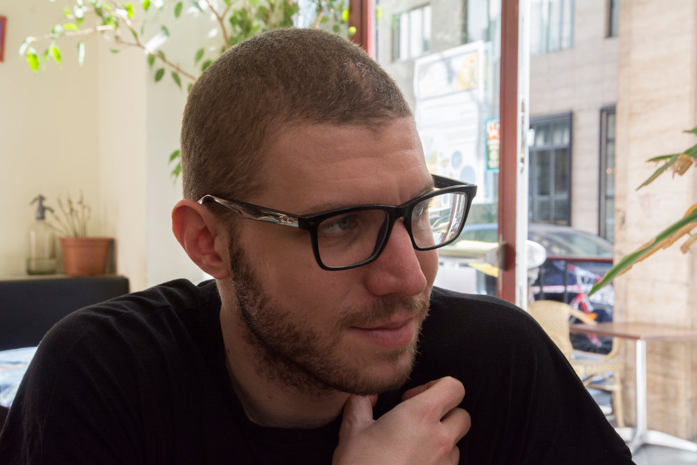 Mélybe ránt, majd felemel