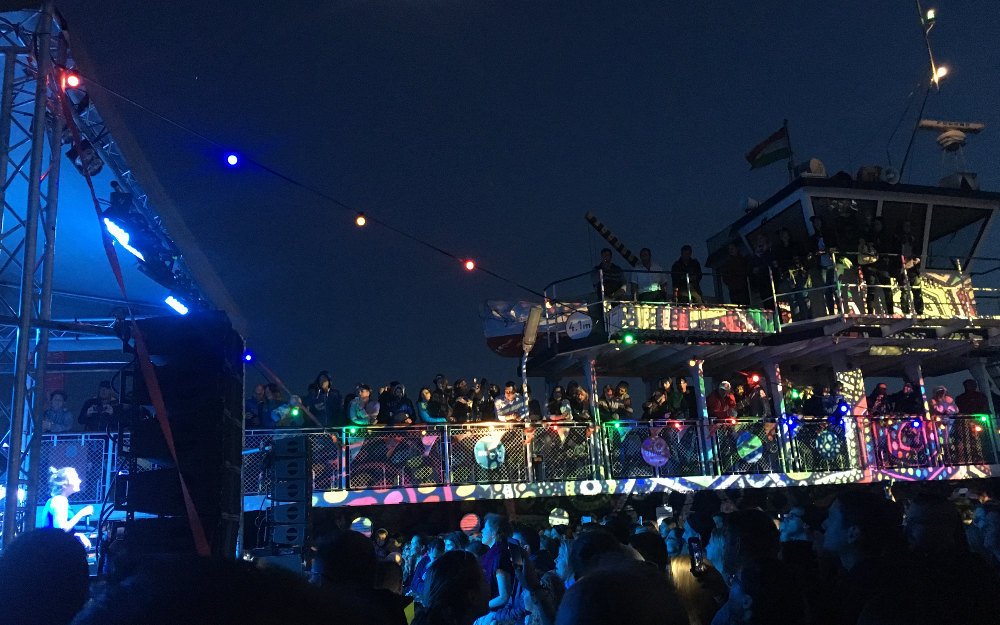 Hátradől a pillanat