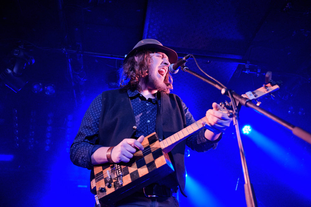 „Vicc, keserűség, bármi, ami emberi”