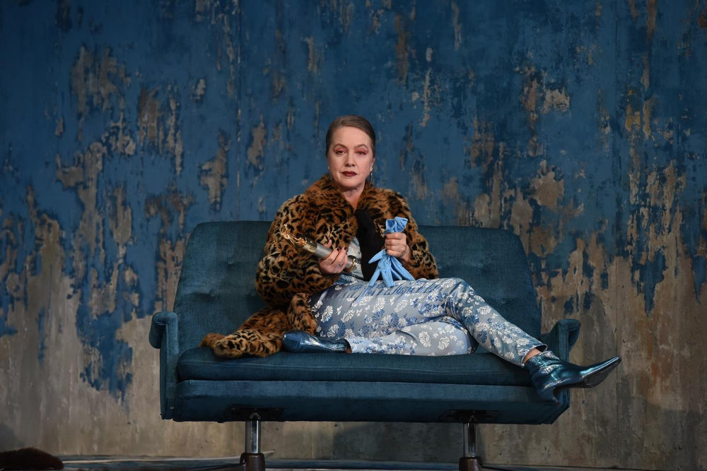 „A sötétségben egy szál gyertya is világít”