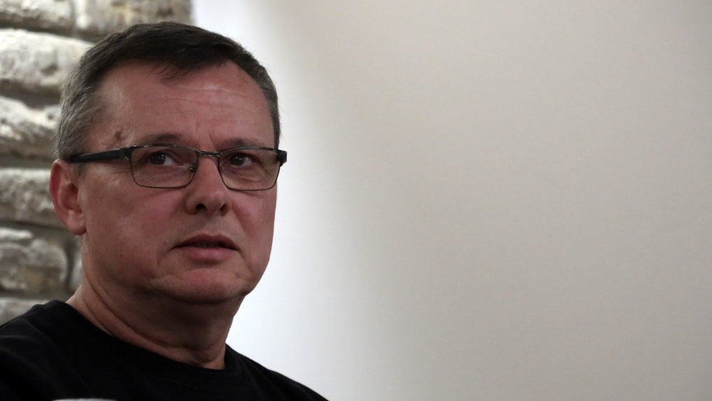 Fikción innen, valóságon túl