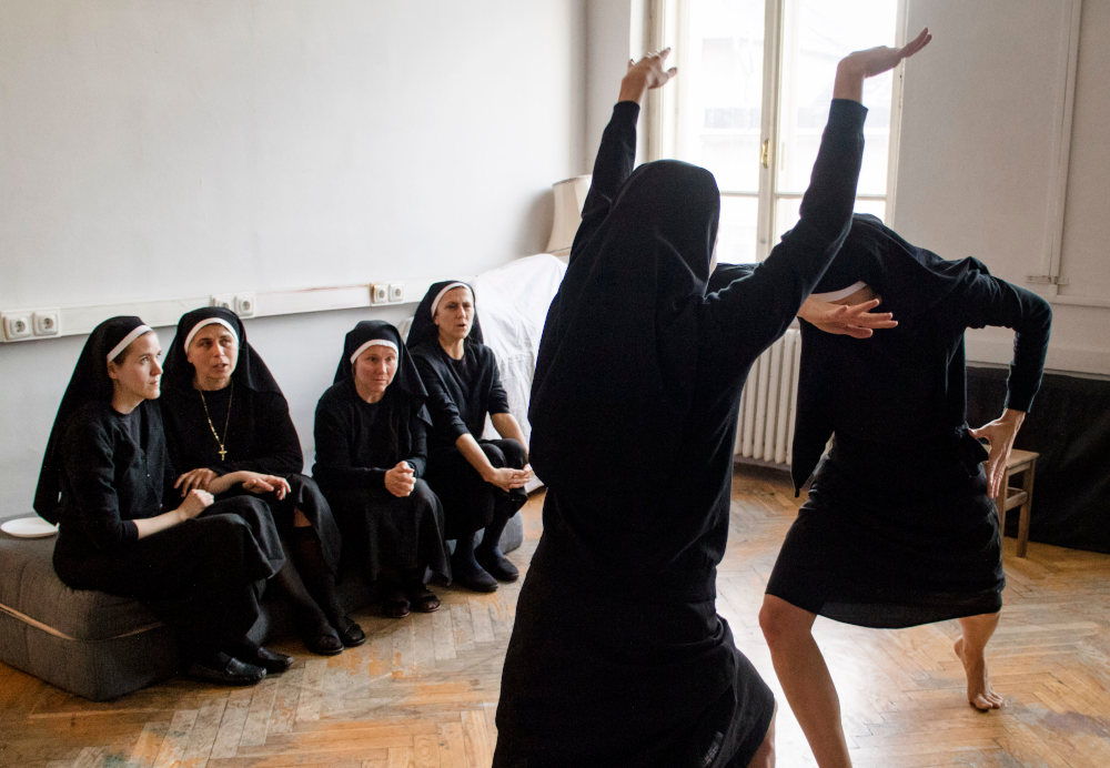 Színház a kőfalakon kívül