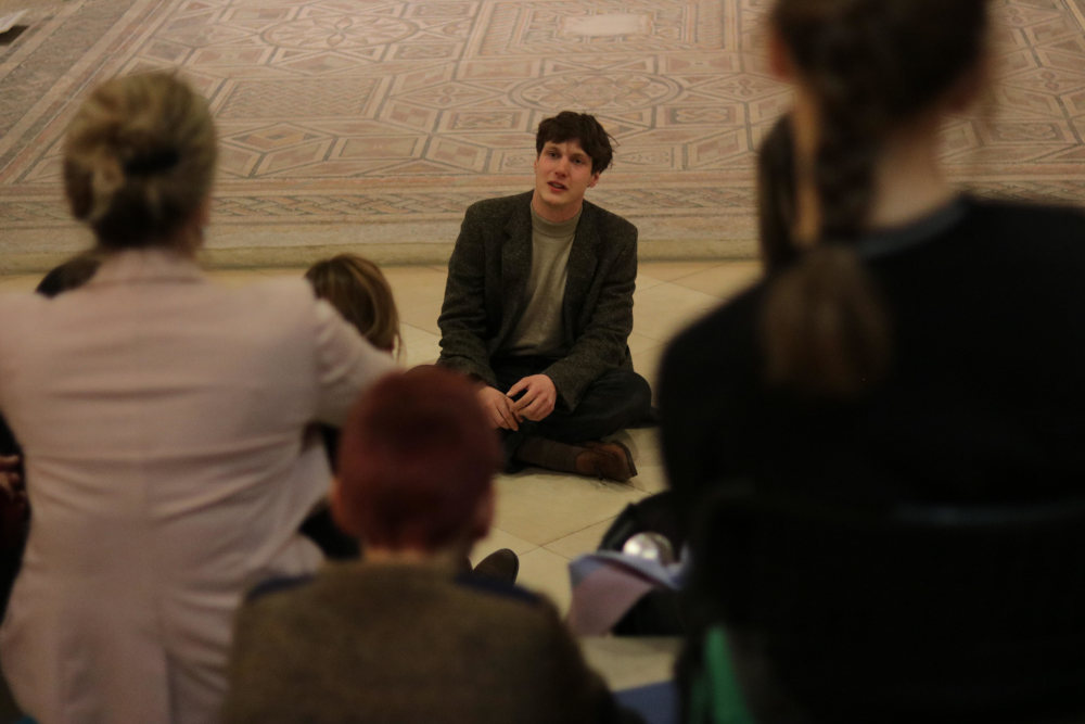 Színház a kőfalakon kívül