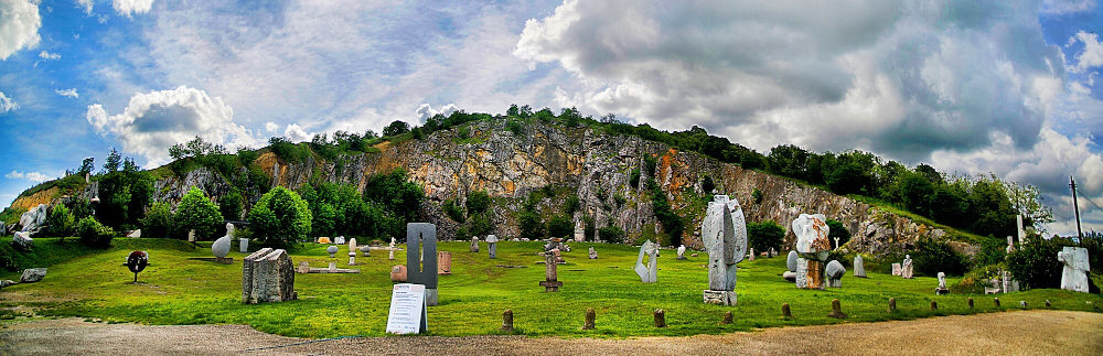 Színház a kőfalakon kívül