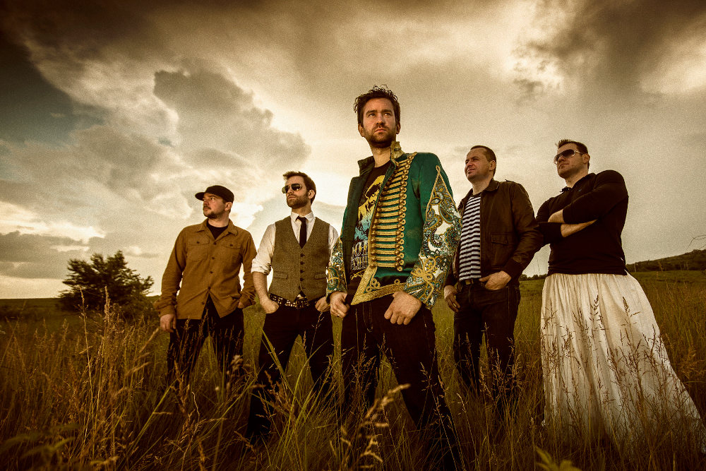 Leszámolás a parasztromantikával – Könyvkritika: Kábé23. A Kerekes Band első majdnem két és fél évtizede