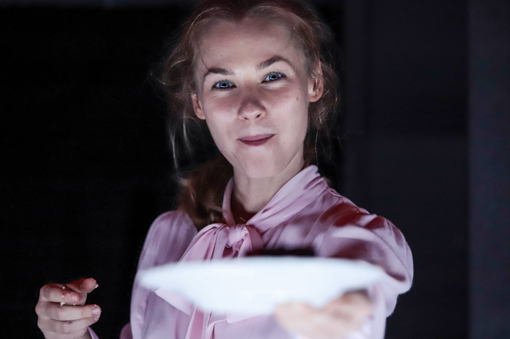 Vacsorára torta és gyilkosság – Édes Anna az Örkényben