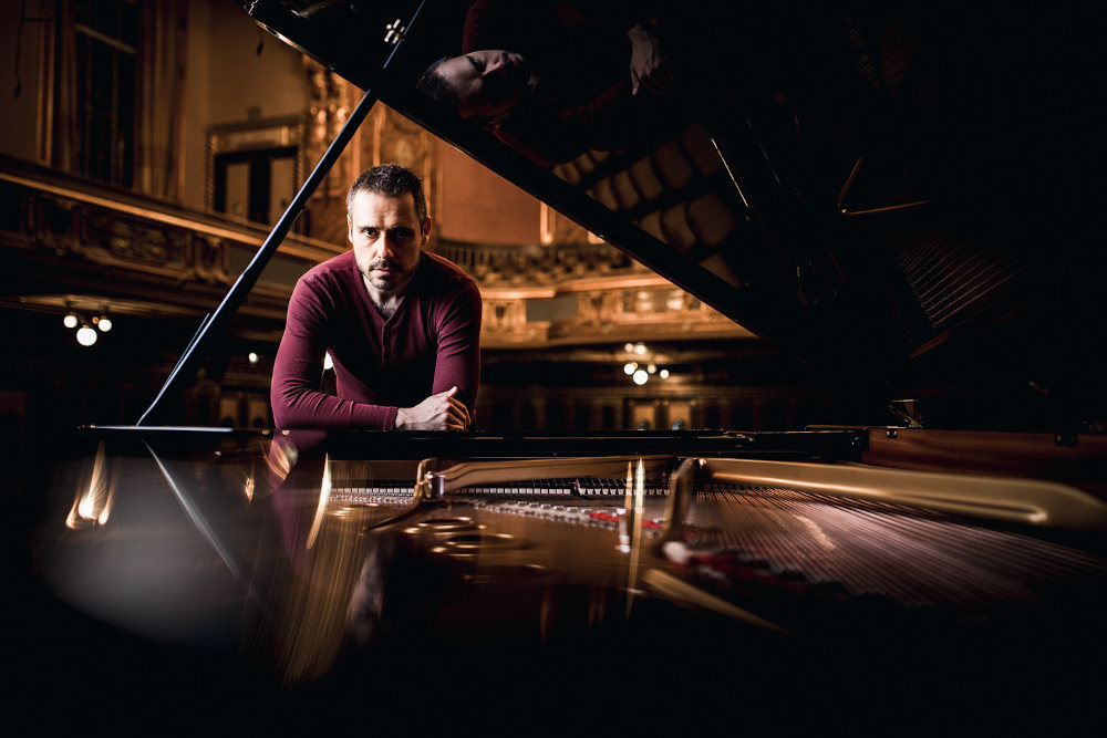 „Nem mindegy, mire áldozunk egy évet az életünkből” – interjú Zombola Péterrel, a Szép csendben című film zeneszerzőjével