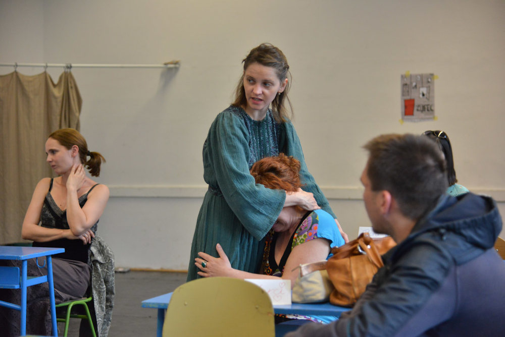 Adjunk karácsonykor nevetést ajándékba! – 5 vígjáték a fővárosi színházak repertoárjából