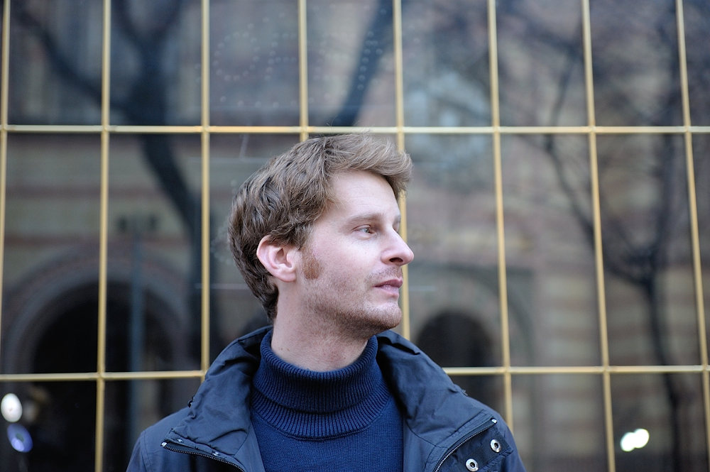 Az otthon ülő harmincasok himnusza – interjú Szabó Benedekkel