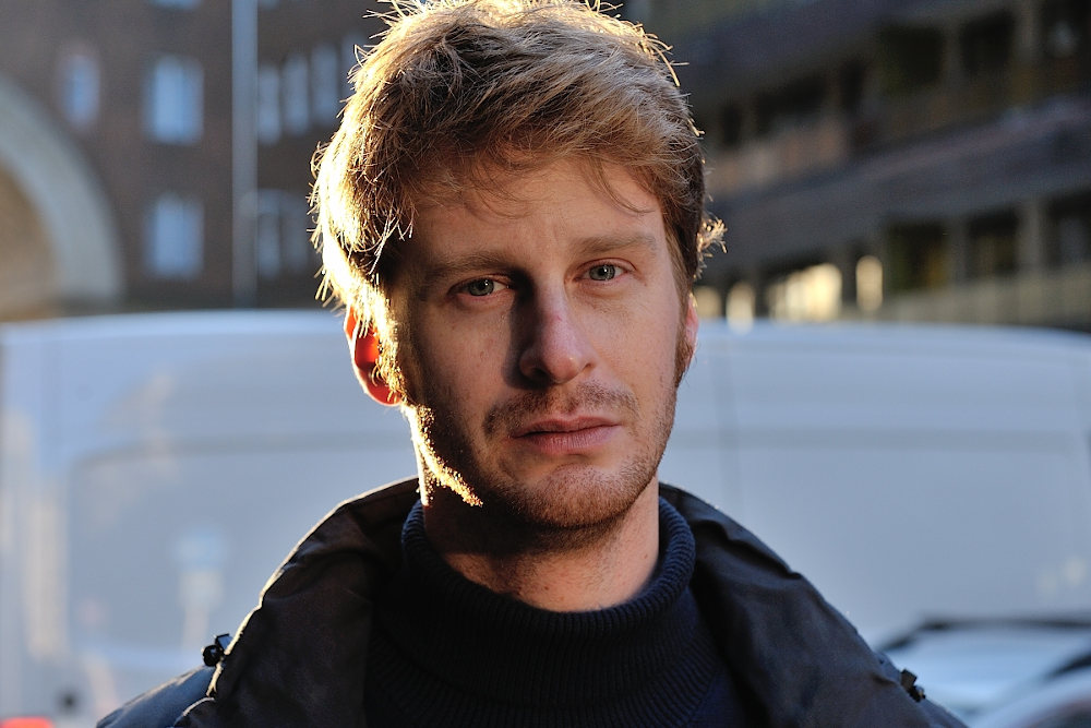 Az otthon ülő harmincasok himnusza – interjú Szabó Benedekkel