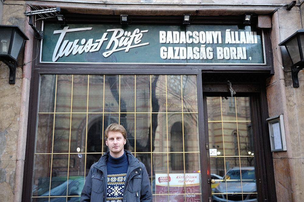 Az otthon ülő harmincasok himnusza – interjú Szabó Benedekkel