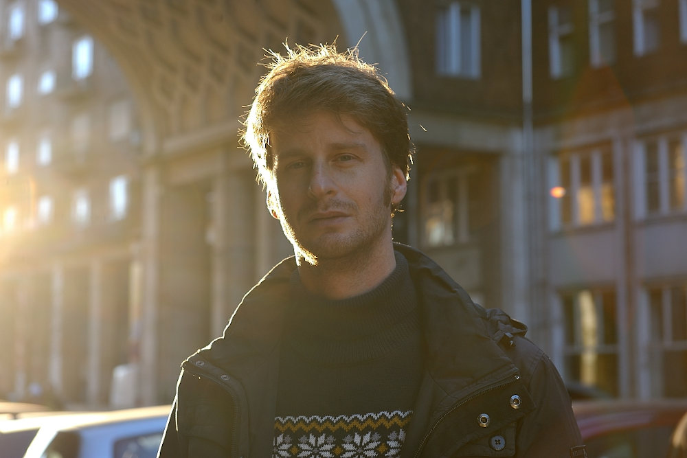 Az otthon ülő harmincasok himnusza – interjú Szabó Benedekkel