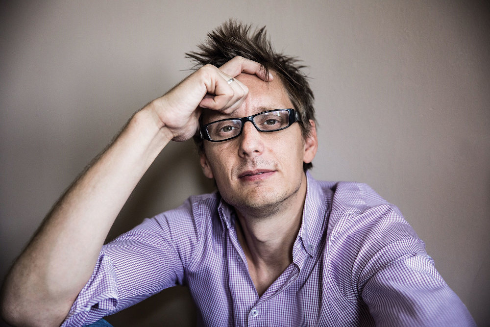 Nem csak a királynő jár Bentley-vel – kritika Dezső András Maffiózók mackónadrágban című könyvéről