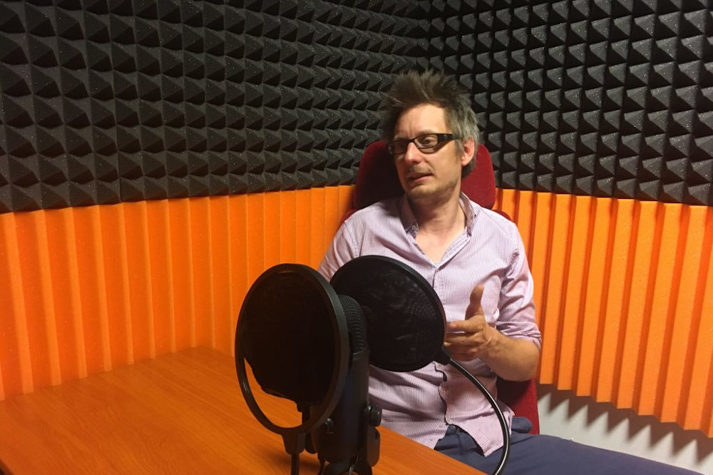 Nem csak a királynő jár Bentley-vel – kritika Dezső András Maffiózók mackónadrágban című könyvéről