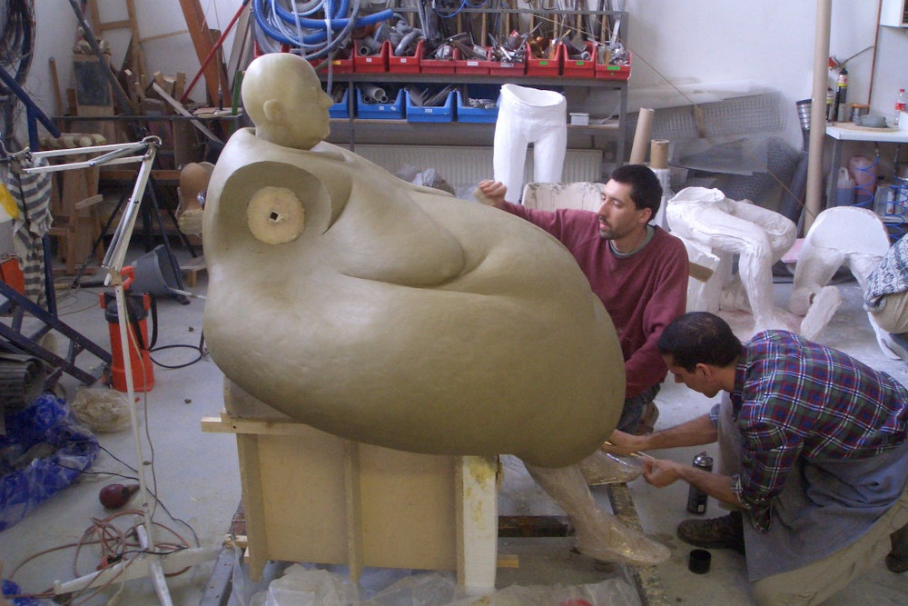 Készül az öntőforma Máté Gábor ikonikus jelmezéhez, amelyet a színész a Taxidermia című filmben viselt  Fotó: Bartucz Bori