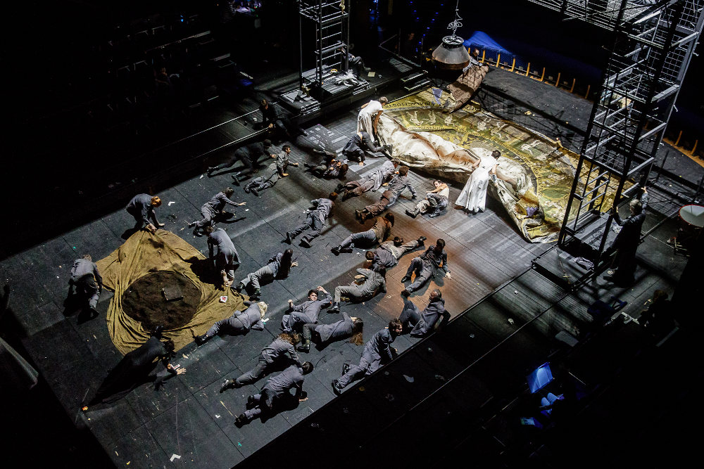 Jelenet „Az ember tragédiája” című előadásból (Nemzeti Színház). Fotó: Eöri Szabó Zsolt  Kép forrása: Nemzeti Színház