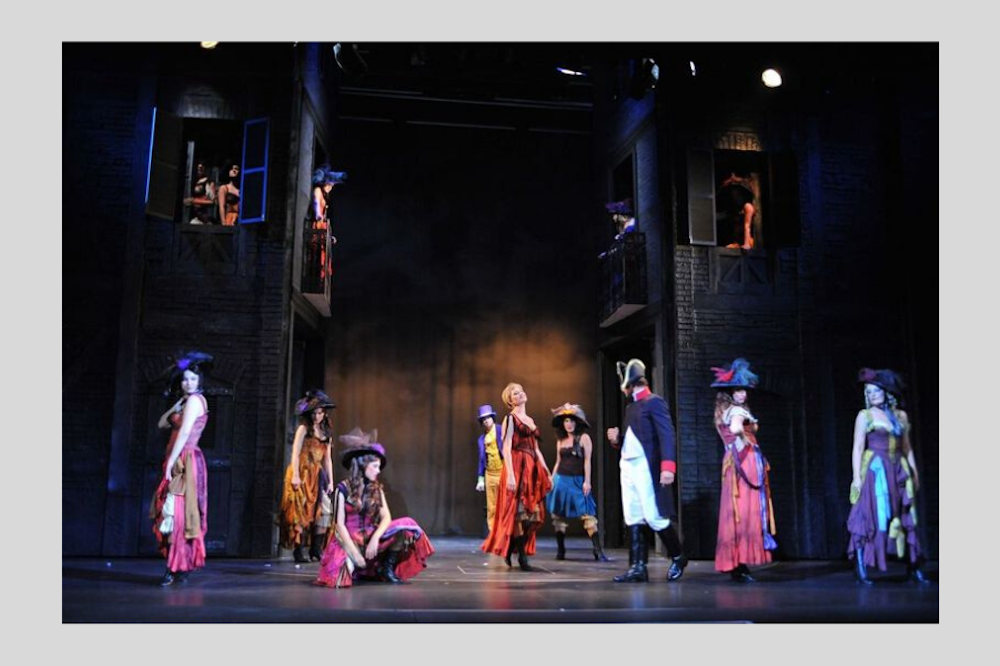 Jelenet „A nyomorultak” című előadásból (Katona József Nemzeti Színház)  Kép forrása