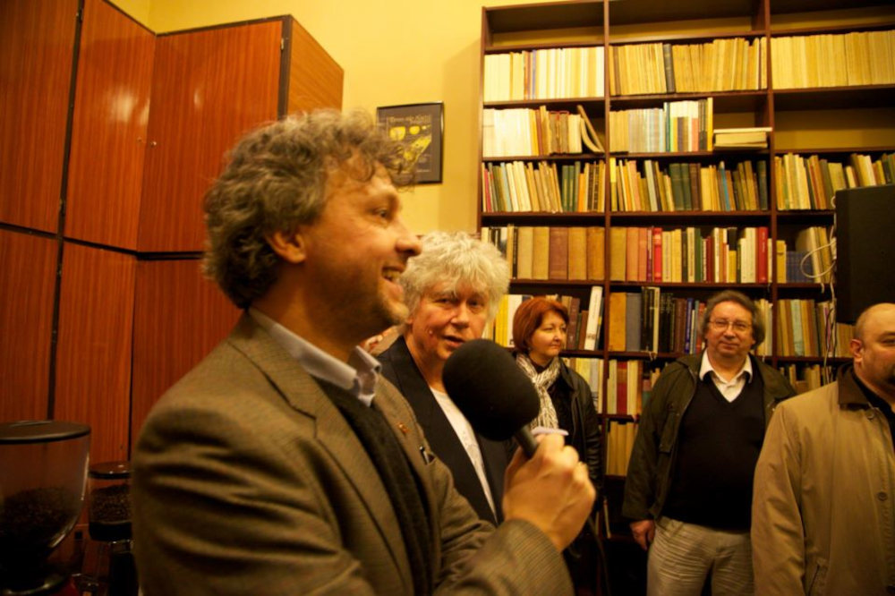 Bősze Ádám az antikváriumban