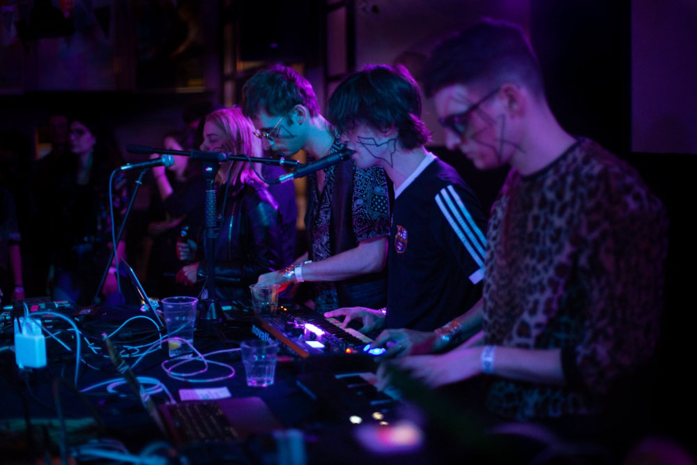 Egy kép a Meteo zenekarról B.C., mikor még lehetett helyekre járni  Kép forrása