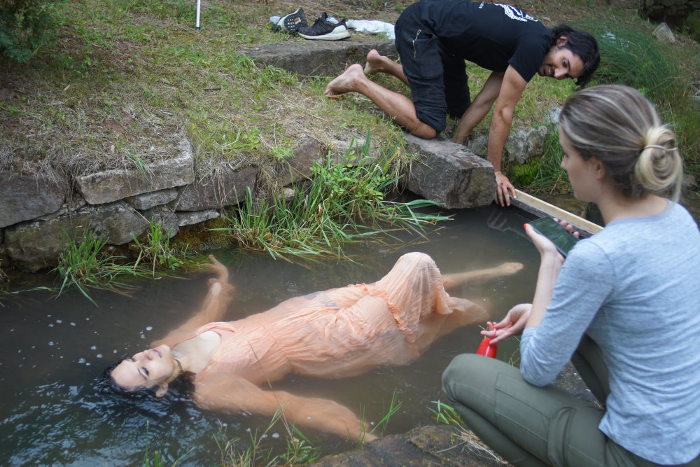 Az „Under the River” videoklip forgatása Kép forrása