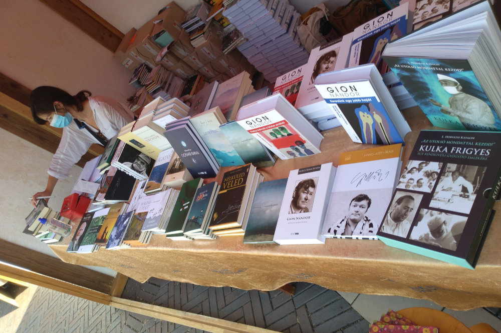 A Napkút Kiadó választéka a 91. Ünnepi Könyvhéten Szegeden  Kép forrása: Napkút Kiadó