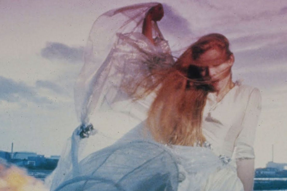 Az „Anglia alkonya” videoklipszerű képeit a düh és az elégedetlenség hatja át