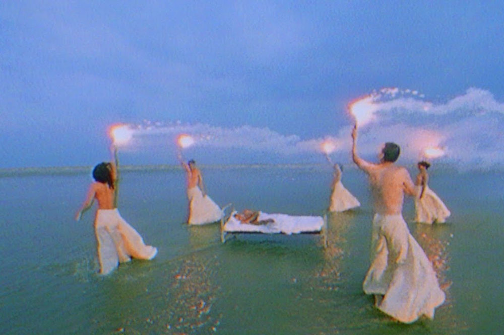 „A kert” személyes hangvételű alkotás, amely keményen bírálja a keresztény erkölcsöket és az egyház melegellenességét is