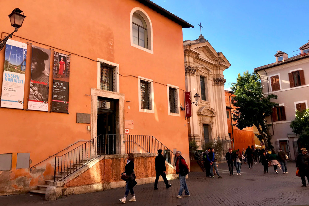 A Korniss-kiállítás plakátja a Museo di Roma in Trastevere homlokzatán  Fotó: a Várfok Galéria jóvoltából