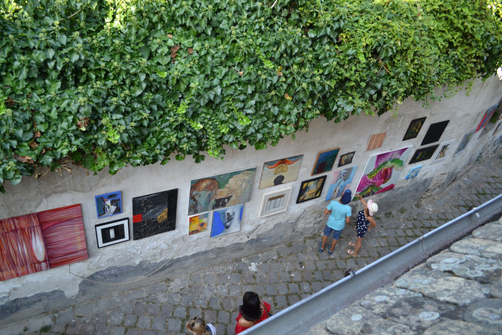 A Szentendrei Lakástárlat Alapítvány által szervezett „FUTÓ-MŰVEK – Szentendrei Szabadtéri Tárlat újratöltve” program  Kép forrása