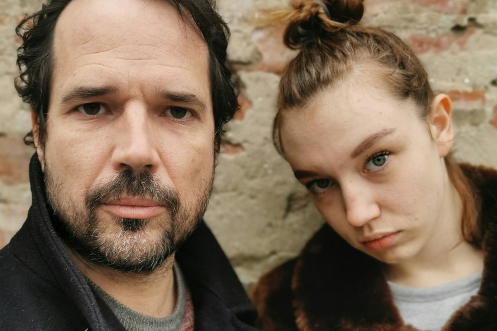 Fliegauf Bence és Kizlinger Lilla, aki a „Rengeteg – Mindenhol látlak”-ban nyújtott alakításáért kapott Ezüst Medvét az idei Berlinálén  Kép forrása