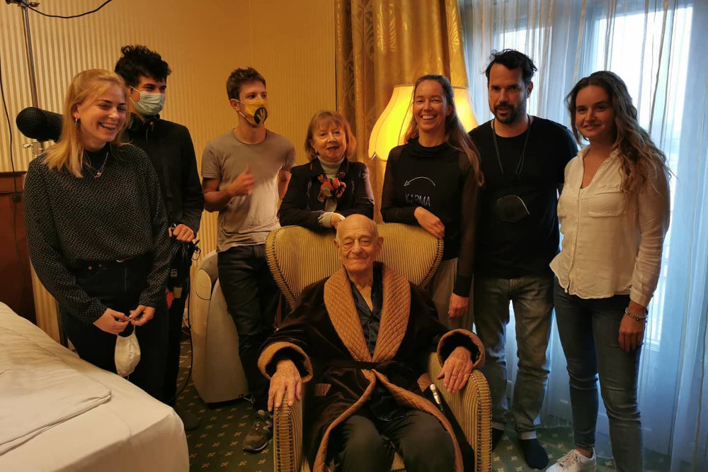 A „Rengeteg – Mindenhol látlak” stábja, középen Lénárt István. A rendező ezzel a fotóval emlékezett a nemrég elhunyt színészre  Kép forrása: Facebook