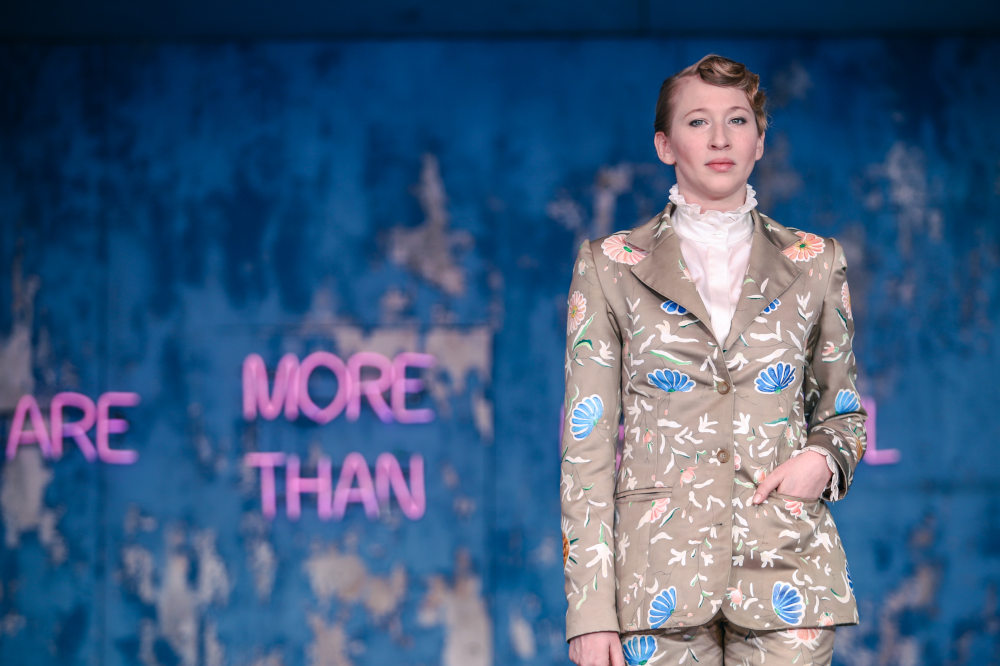 Tenki Réka „A hattyú” című előadásban (Örkény Színház)  Fotó: Horváth Judit