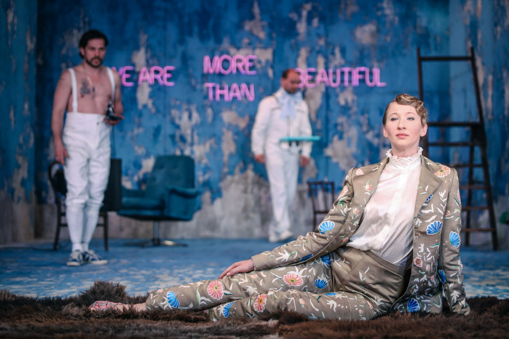 Tenki Réka „A hattyú” című előadásban (Örkény Színház)  Fotó: Horváth Judit