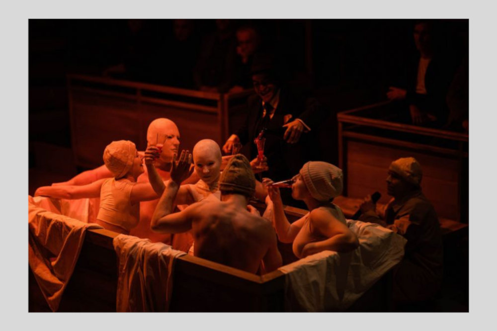 Jelenet „Az ember tragédiája” című előadásból  Kép forrása