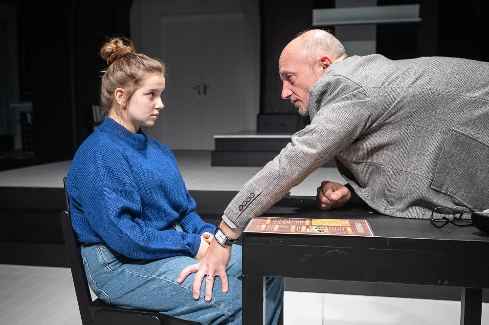 Jelenet a „Hát, ha van is, én még nem találtam meg” című előadásból  Kép forrása