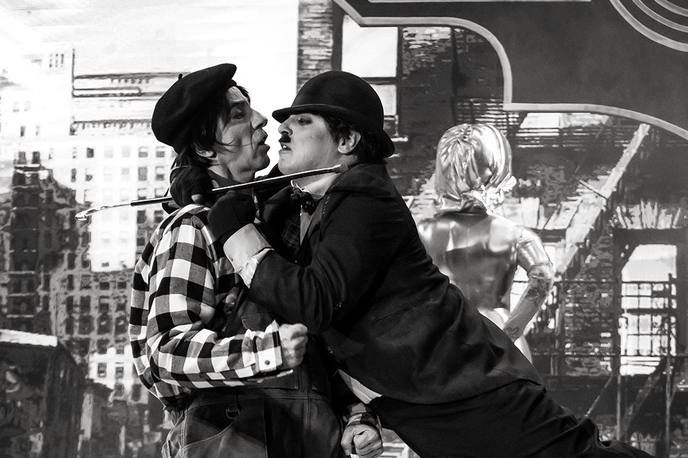 Jelenet a „Nagyvárosi fények” című előadásból  Kép forrása