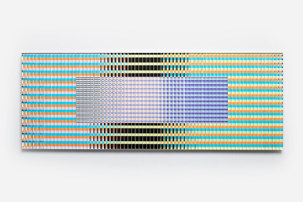 Kóródi Zsuzsanna: Groove (ragasztott, csiszolt üveg, UV-festék, 36 × 100 cm, 2021)  Kép forrása: Kóródi Zsuzsanna