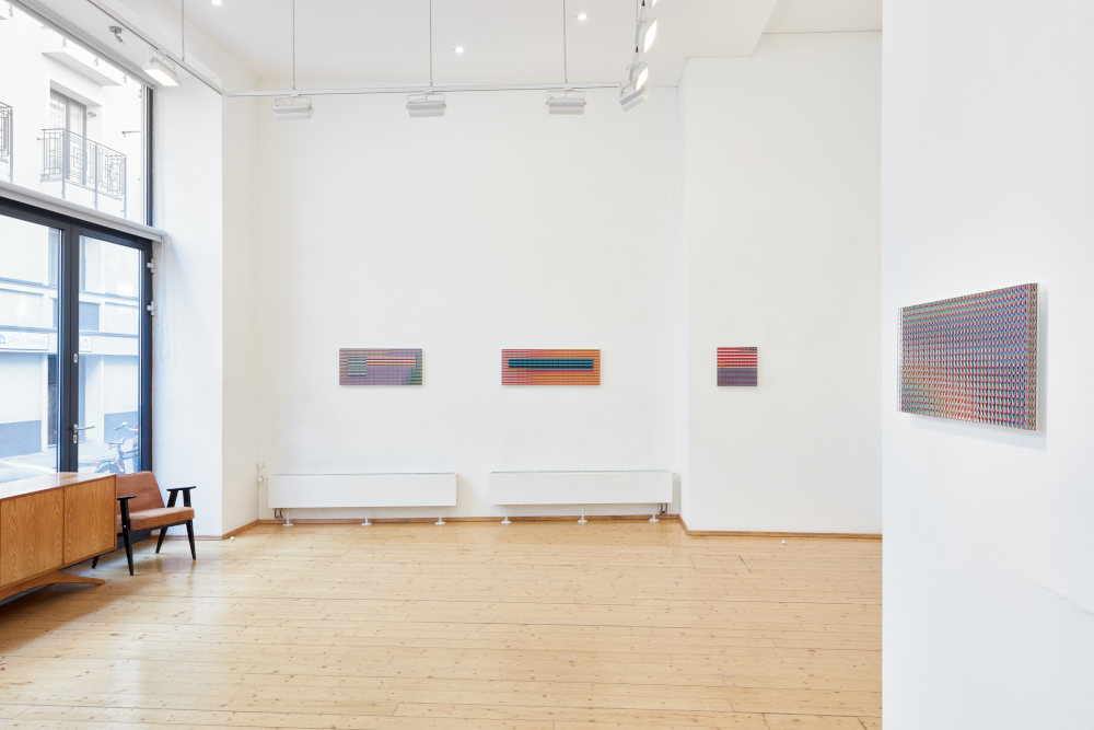 Enteriőrfotó Kóródi Zsuzsanna „Nomofóbia” című kiállításáról (2021, VILTIN Galéria)  Kép forrása: Kóródi Zsuzsanna