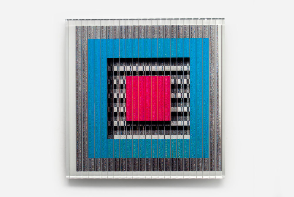 Kóródi Zsuzsanna: Led VI. (ragasztott, csiszolt optikai üveg, UV-festék, 35 × 35 cm, 2016)  Kép forrása: Kóródi Zsuzsanna