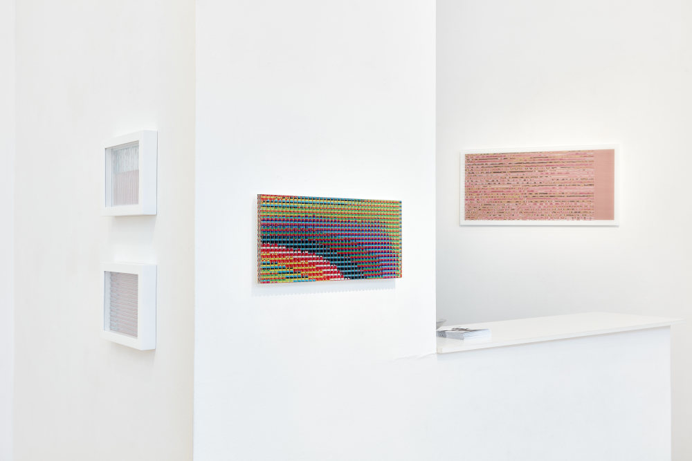 Enteriőrfotó Kóródi Zsuzsanna „Nomofóbia” című kiállításáról (2021, VILTIN Galéria)  Kép forrása: Kóródi Zsuzsanna